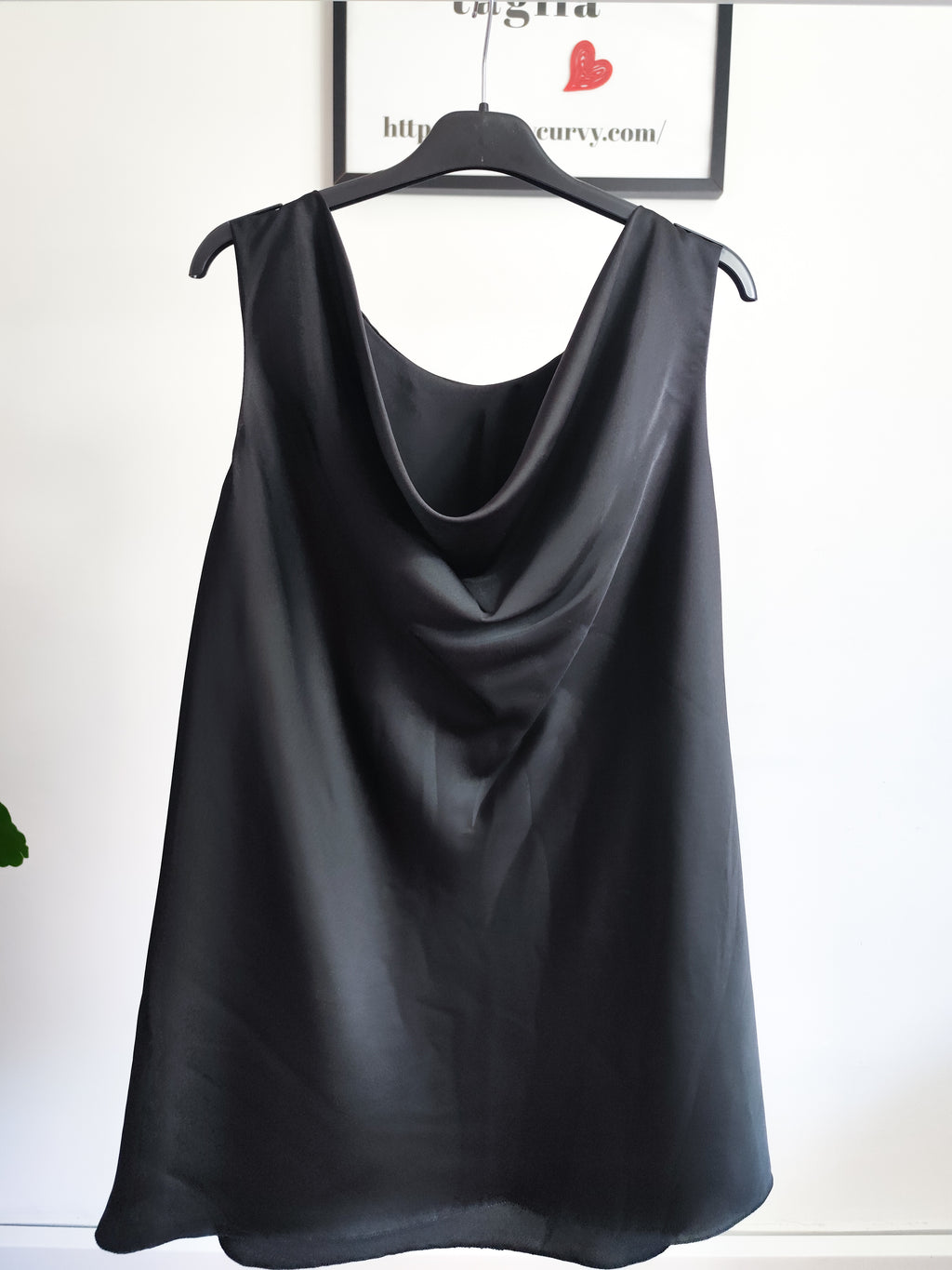 top elegante con scollo morbido drappeggiato