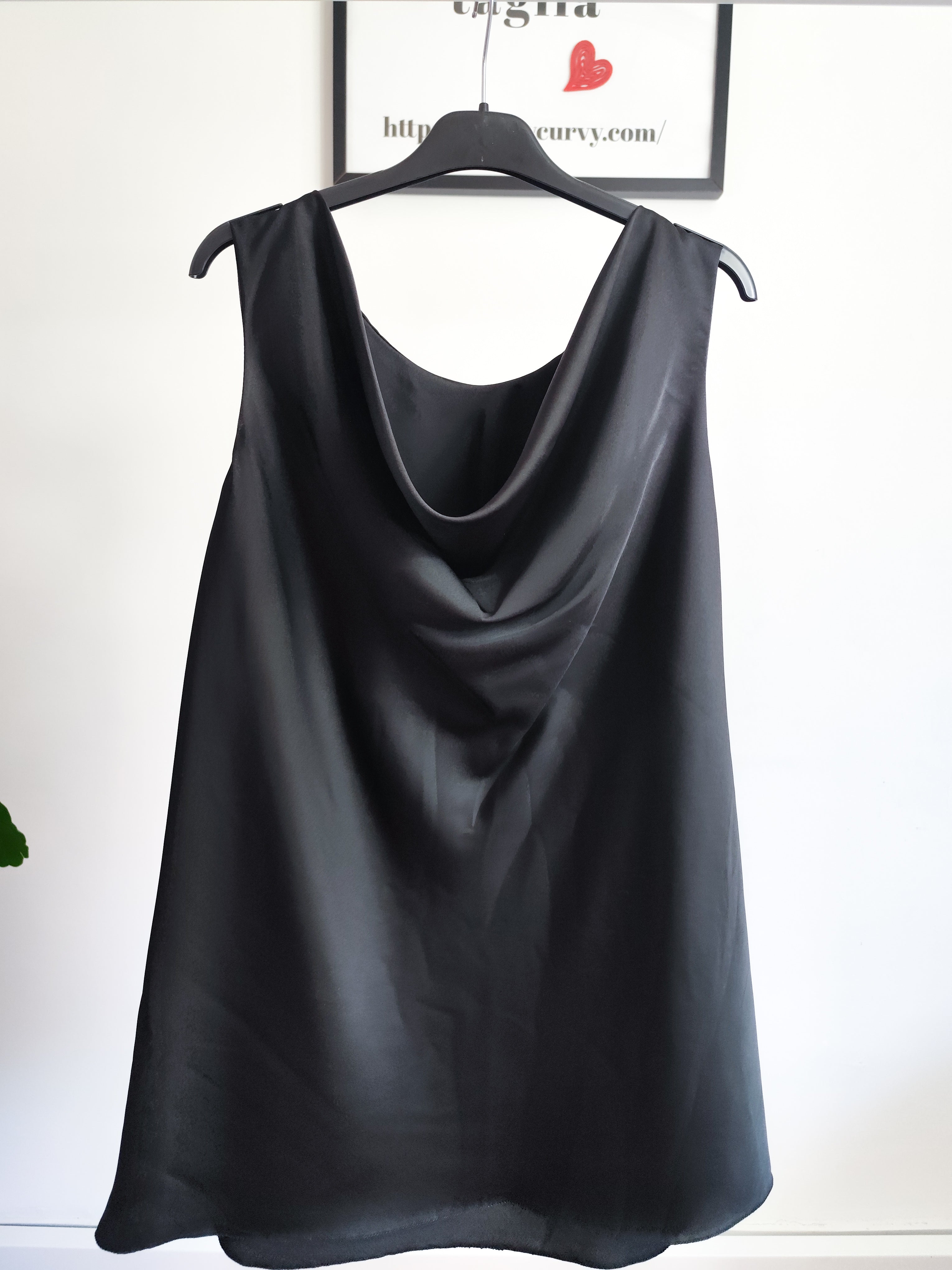 Top Curvy Scollo Morbido Elegance