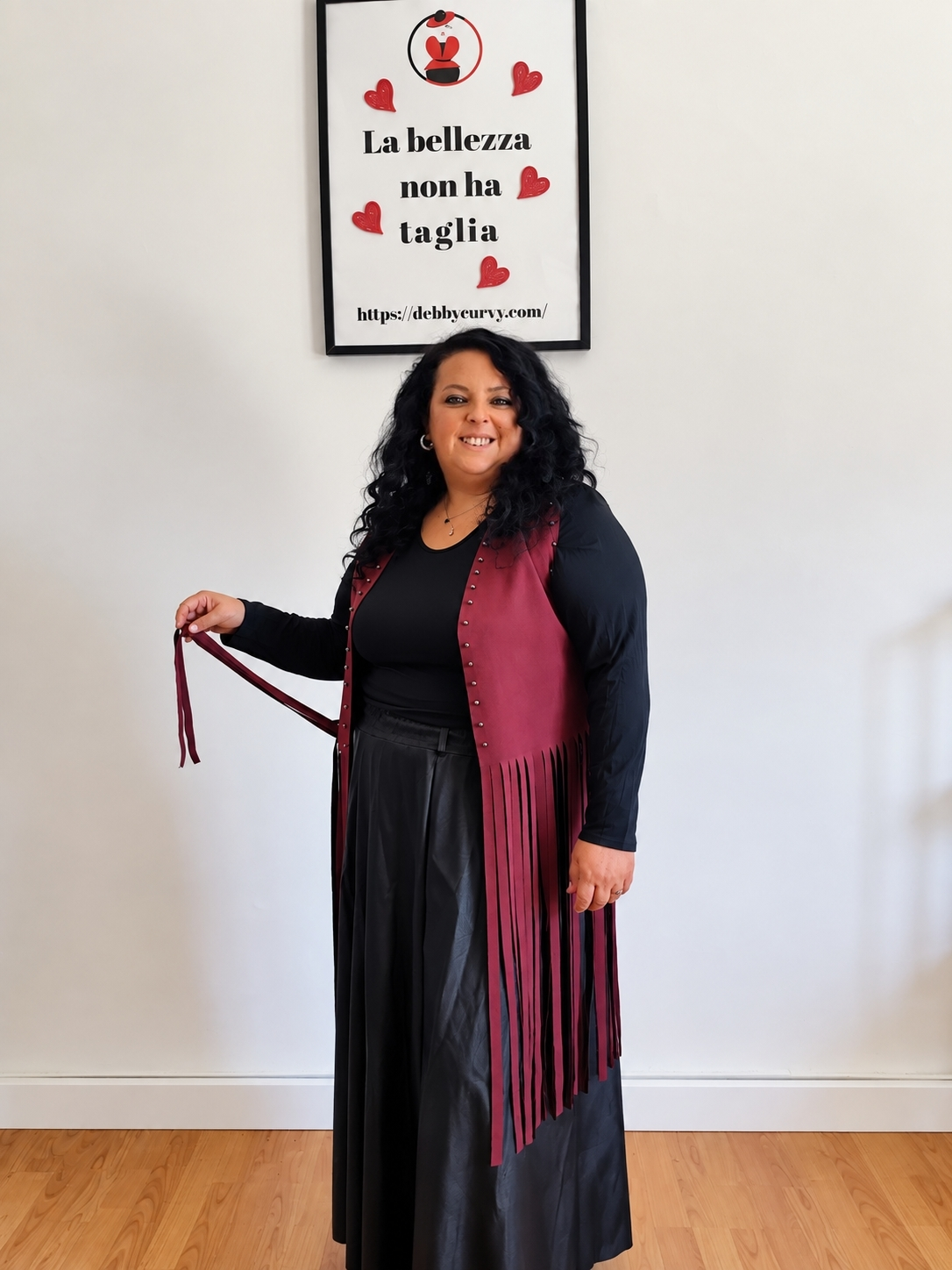 Gilet curvy scamosciato con frange e borchiette