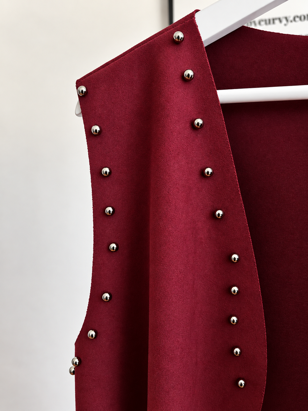 Gilet curvy scamosciato con frange e borchiette