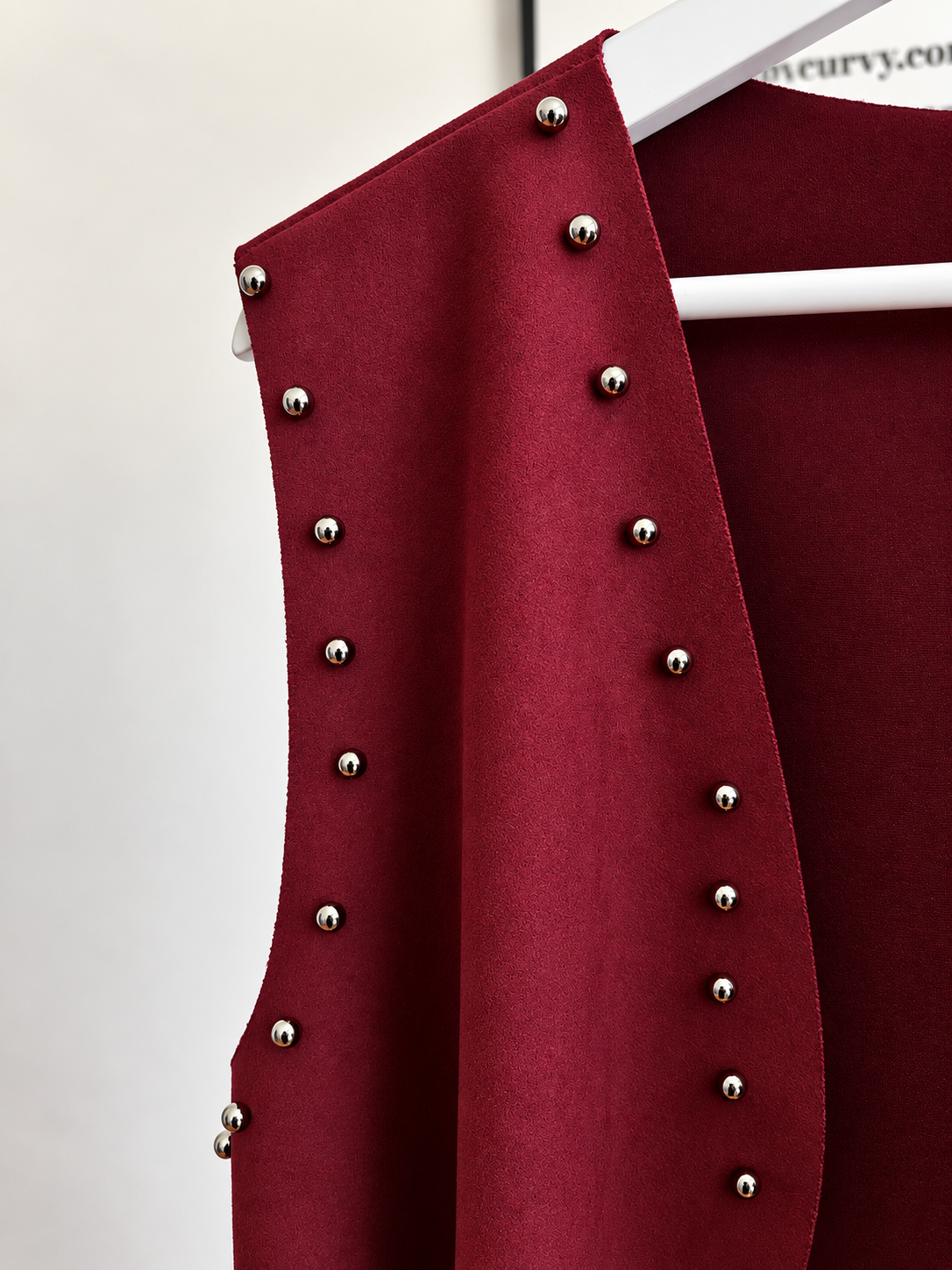 Gilet curvy scamosciato con frange e borchiette