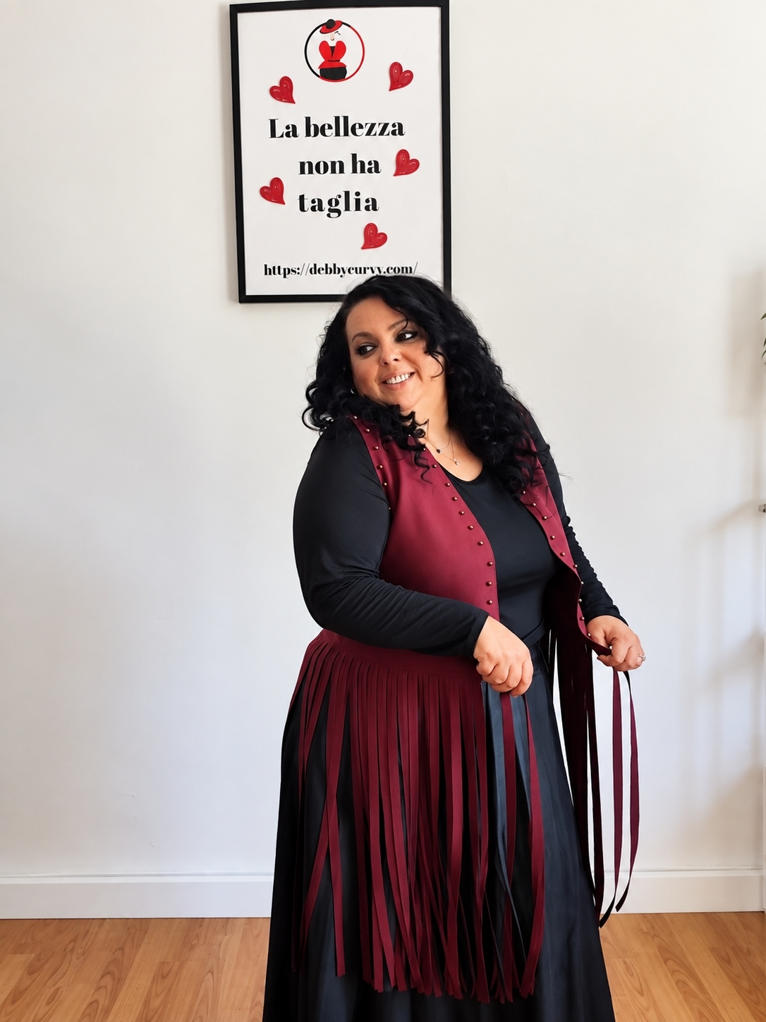 Gilet curvy scamosciato con frange e borchiette