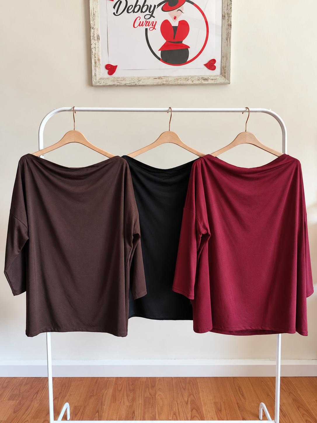 Maglia curvy punto Milano  con scollo morbido a barca.