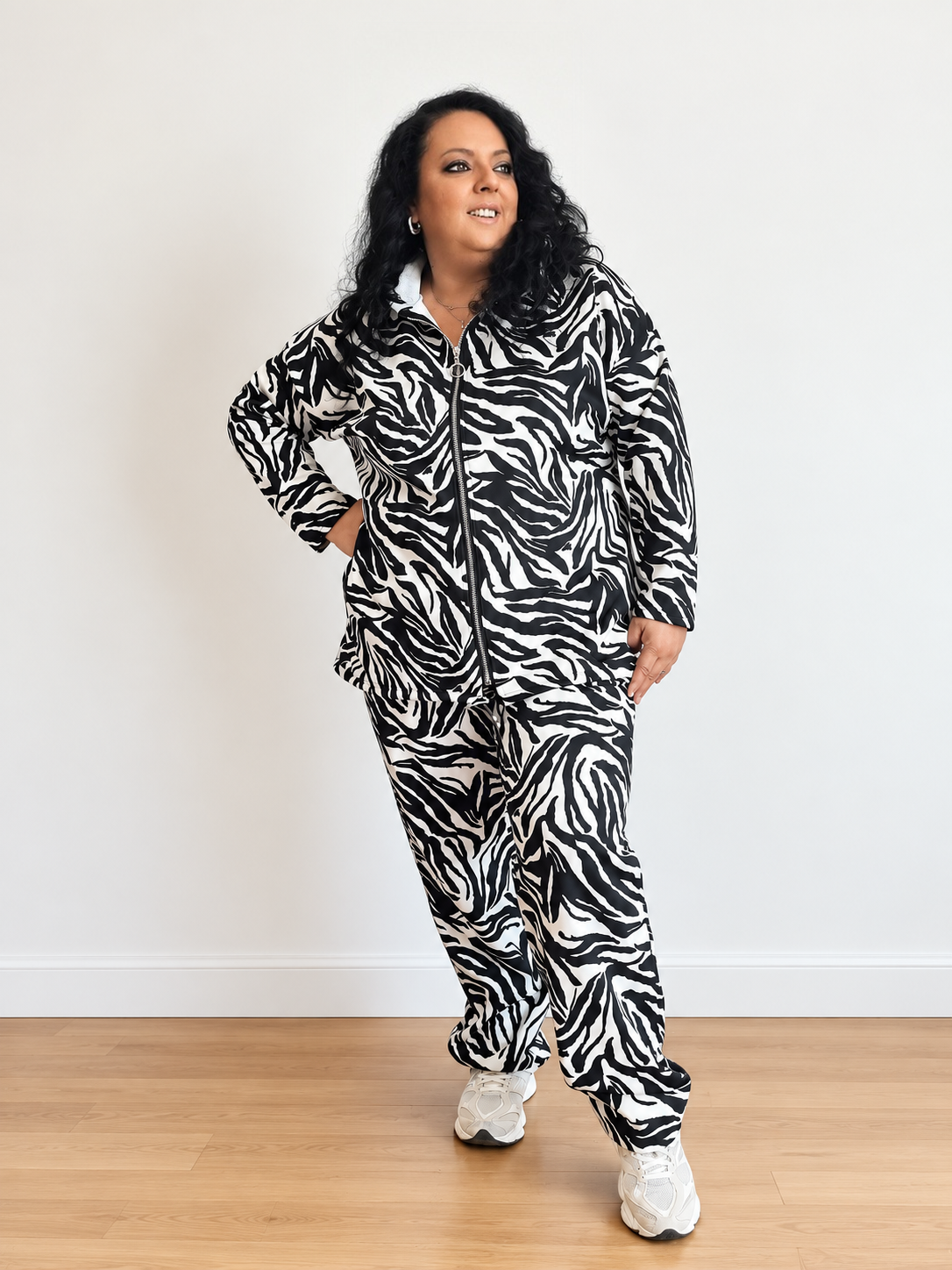 Tuta curvy zebrata con cappuccio e zip