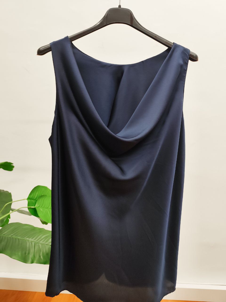 top elegante con scollo morbido drappeggiato